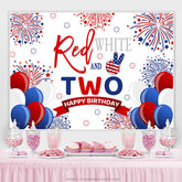 Rote und weiße Luftballons funkeln als Kulisse für den 2. Geburtstag